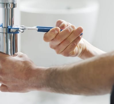 plumber tightening pipes