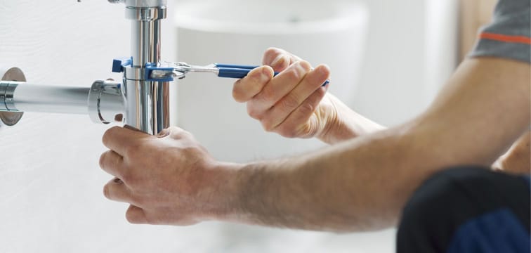 plumber tightening pipes